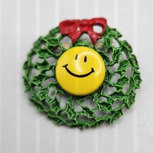 Festive Christmas Wreath Brooch Smiley Face Holiday Metal